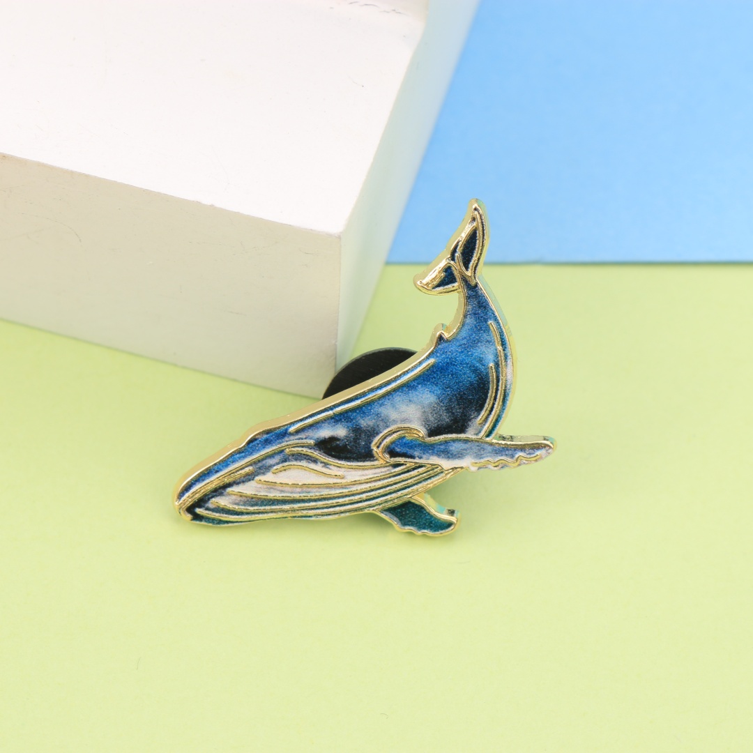 Embroidery Whale - Broche de Esmalte Baleia Azul Gradiente,