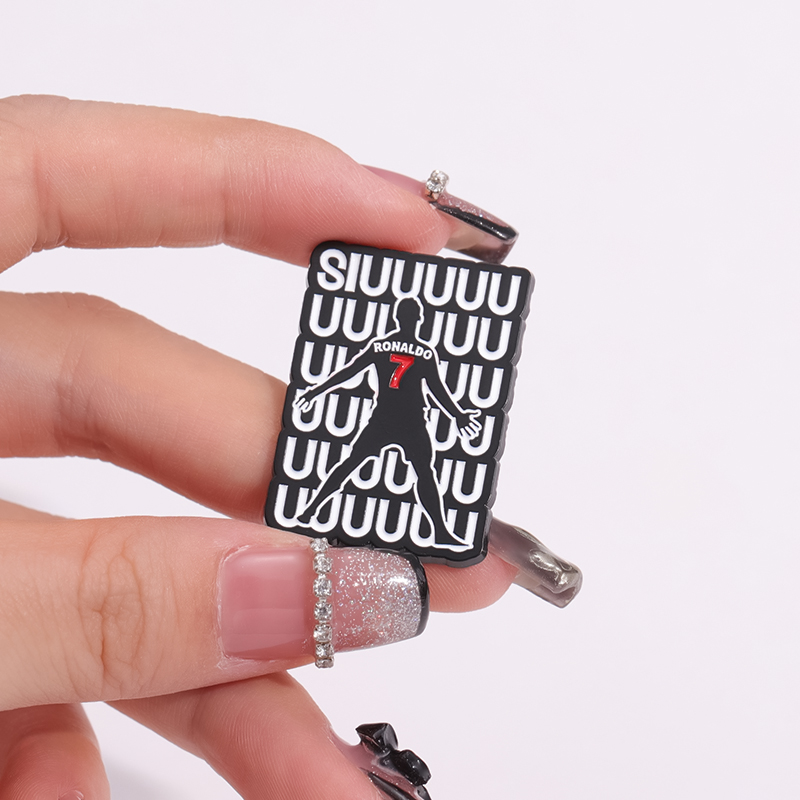 Pinos esmaltados de personagem - Embroidery Initials avaliação e preço