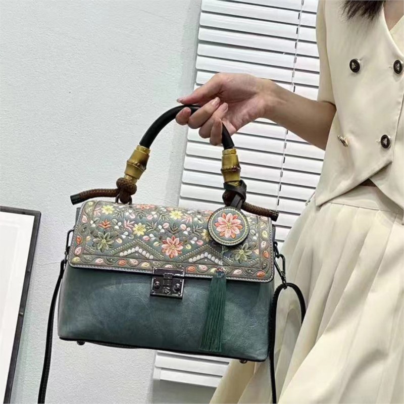 Bolsa de Couro Johnature com B - Embroidery On Leather avaliação e preço