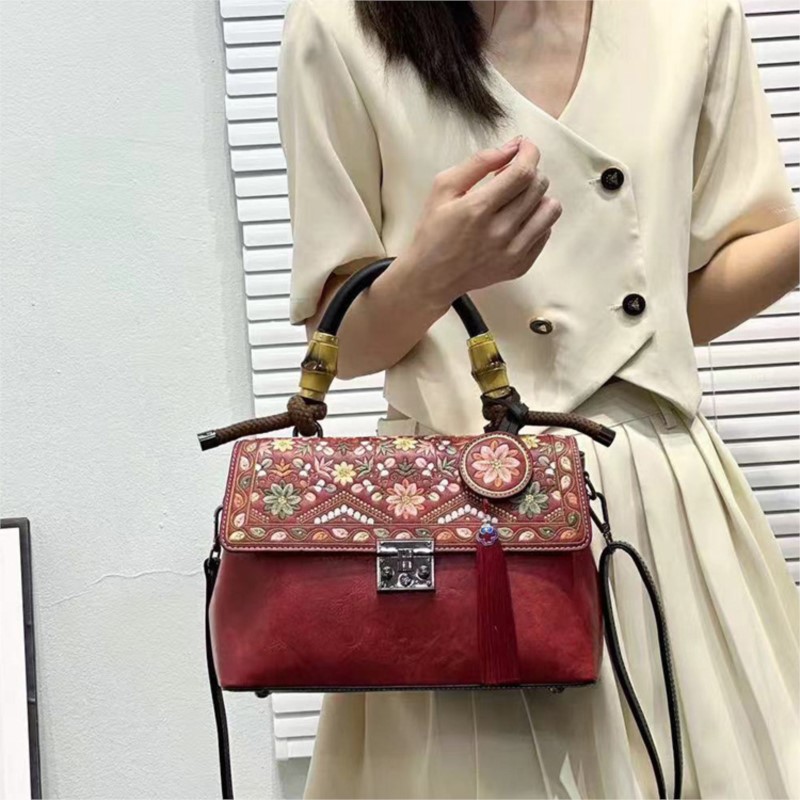 Bolsa de Couro Johnature com B - Embroidery On Leather avaliação e preço