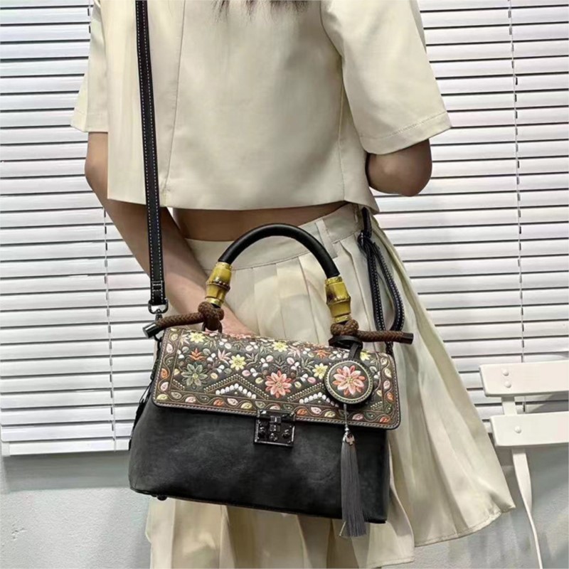 Bolsa de Couro Johnature com B - Embroidery On Leather avaliação e preço